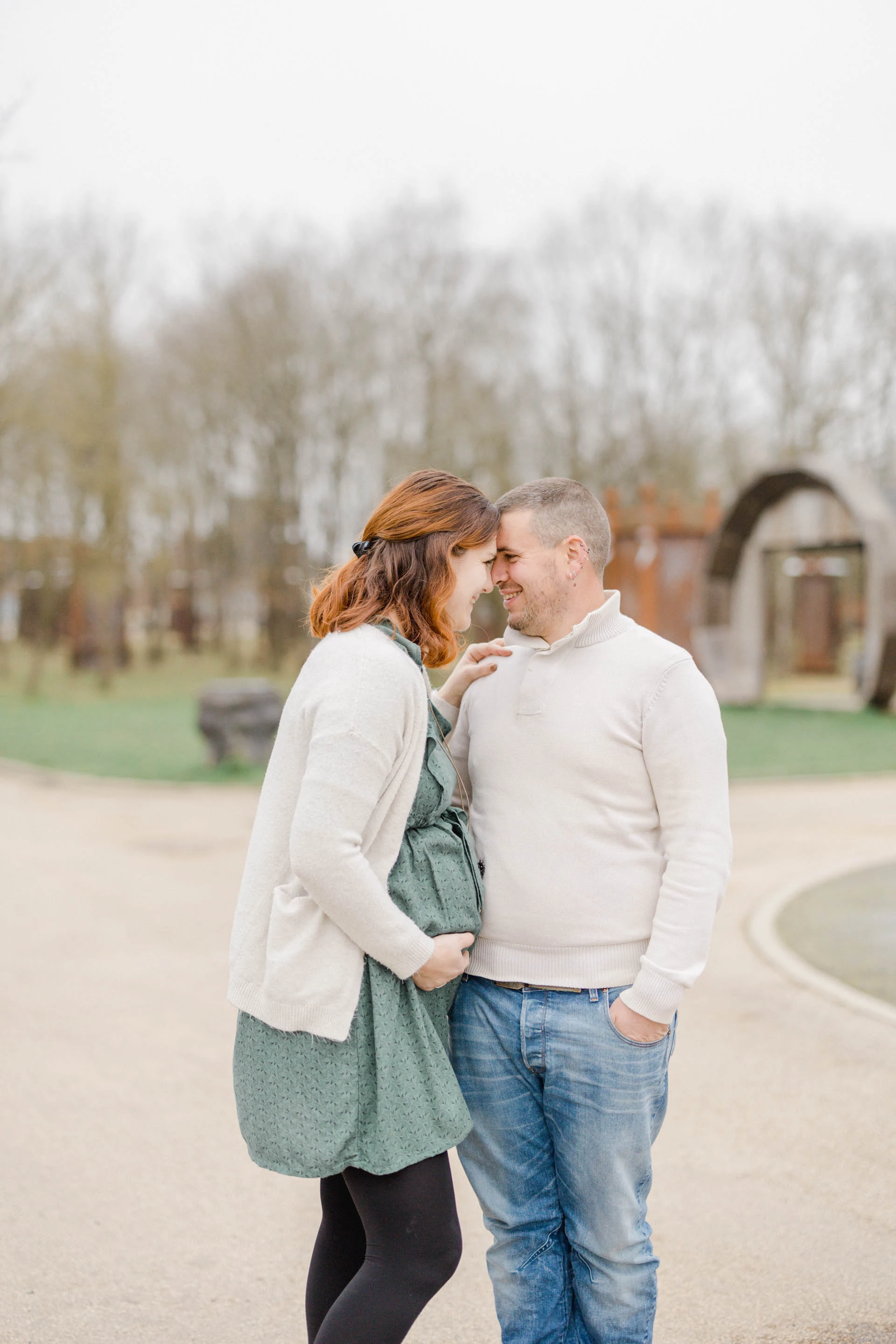 bonheur jeans amour se tenir la main gris